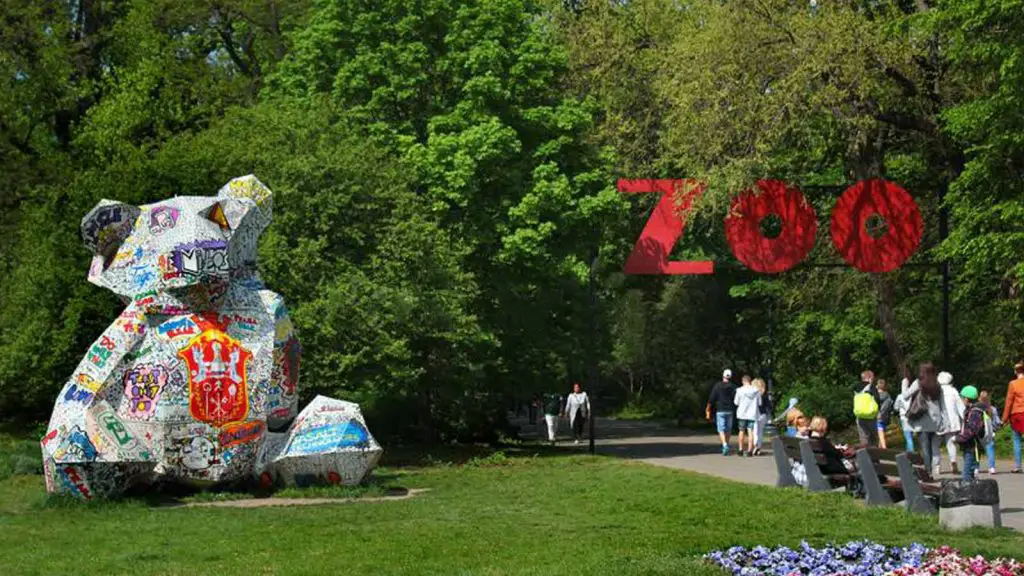 people visiting zoo