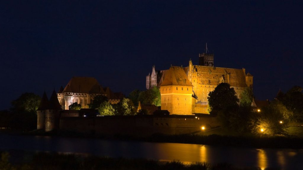 Malbork castle at night